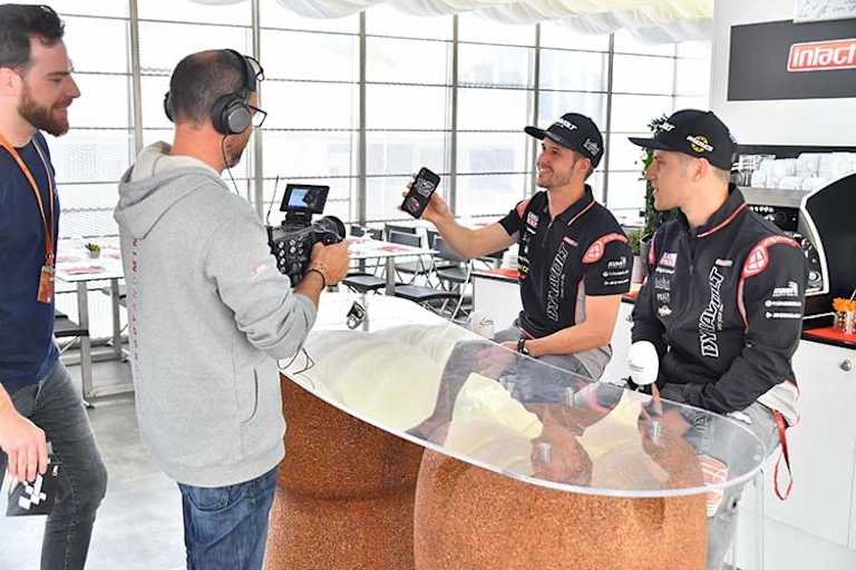 Tom Lüthi und Marcel Schrötter beim Servus-TV-Interview