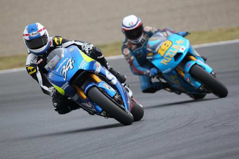 Kevin Schwantz (34) auf der GSX-RR vor Uncini, der eine Suzuki aus dem Jahr 2011 fährt