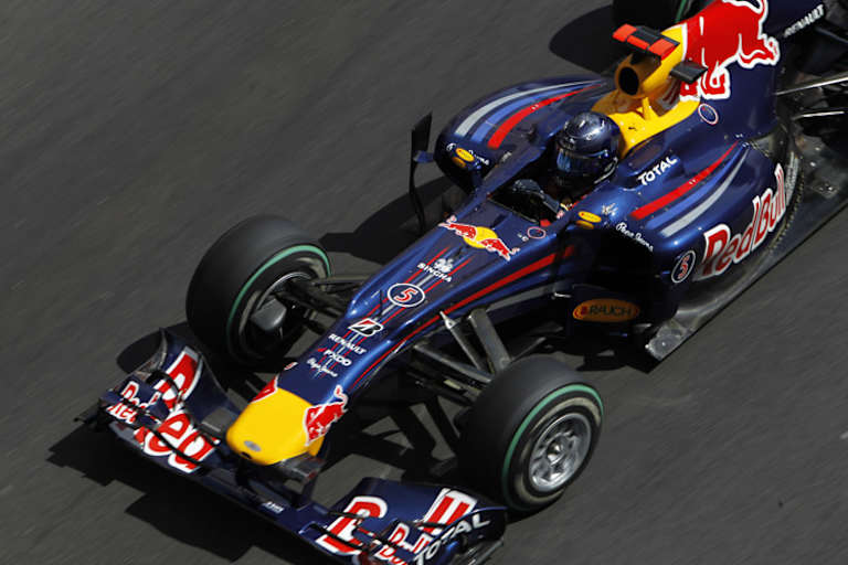 Vettel 2010 mit der Startnummer 5 auf dem Weg zum ersten WM-Titel