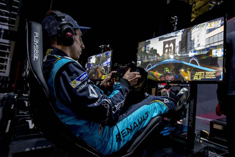 Auch der Meisterschaftsführende Sébastien Buemi stellte sich der Herausforderung am Simulator