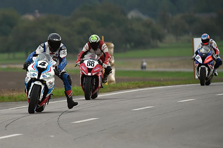 Matti Seidel vor Jochem van den Hoek und Sebastien Le Grelle
