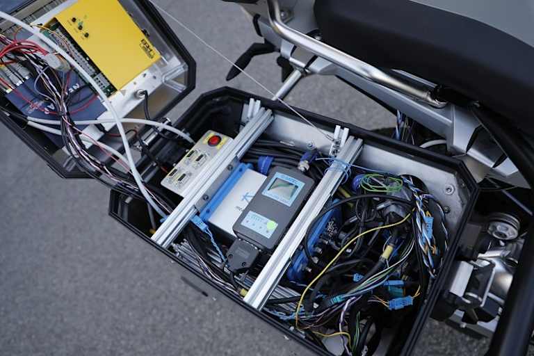 Blick auf einen Teil der technischen Installation, welche die BMW R 1200 GS selbständig fahren lässt