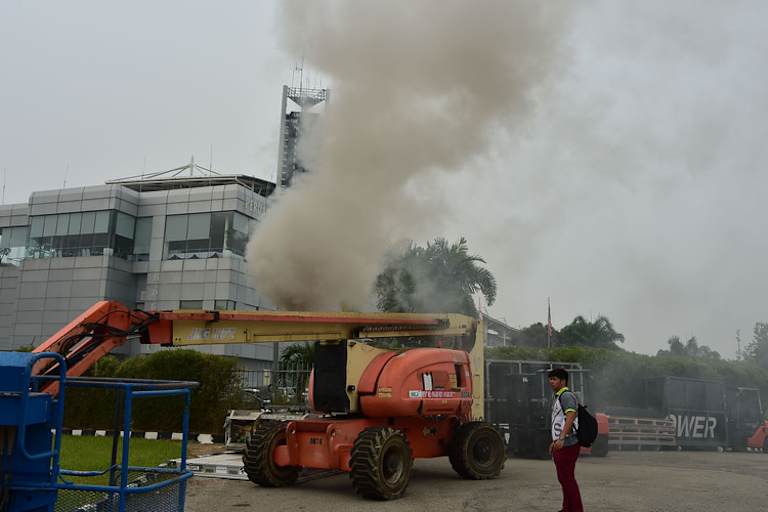 Umweltschutz wird in Malaysia klein geschrieben: Qualmender Bagger im Paddock Samstagfrüh
