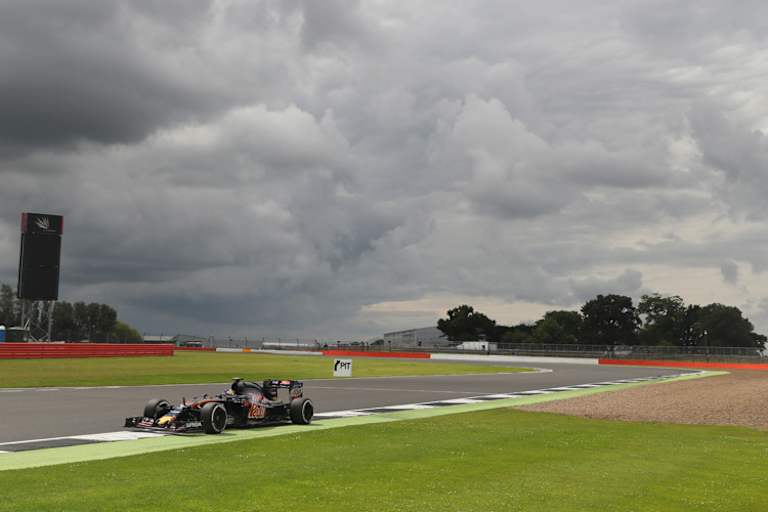 Der 18-jährige Brasilianer drehte auf dem Silverstone Circuit 82 Runden