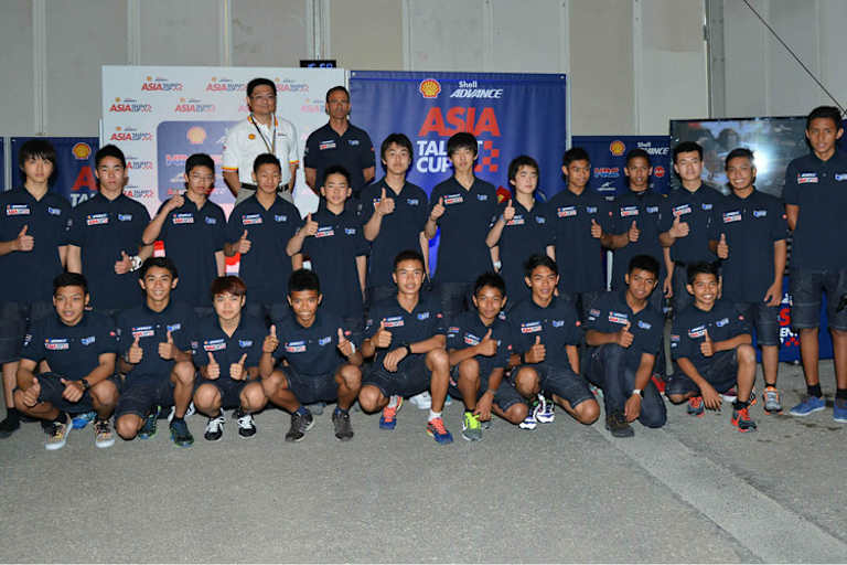 Ganz hinten beobachtet Alberto Puig seine jungen Schützlinge