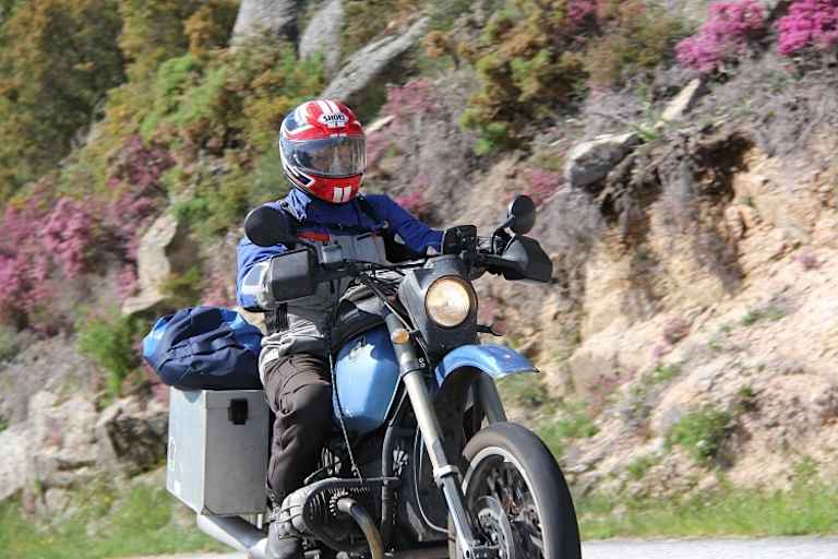 Auf der Motorradtour gefragt: Breites Sichtfeld, kein Beschlagen bei Regen und Kälte, unkomplizierte Handhabung