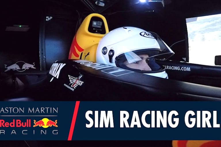 Der YouTube-Star war vom Profi-Simulator im Formel-1-Werk begeistert