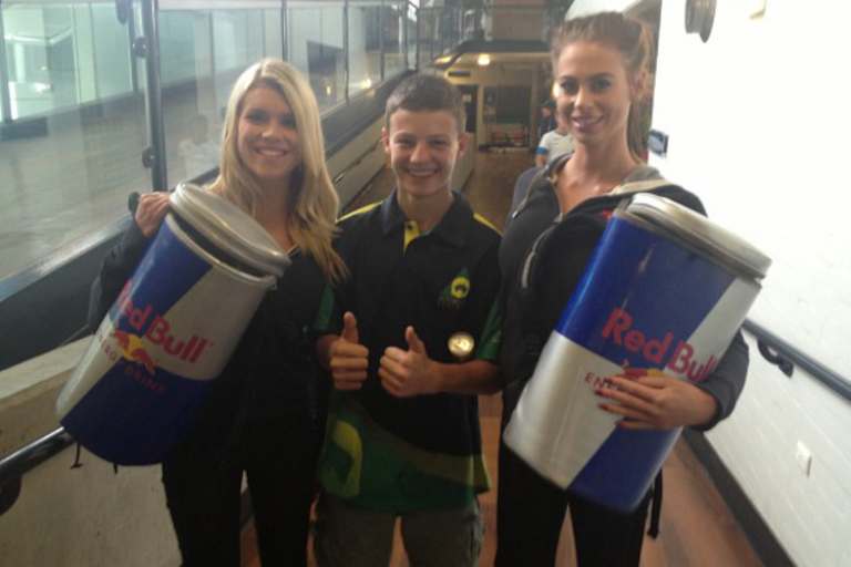 Reizvolle Gesellschaft: Simpson mit Red-Bull-Girls