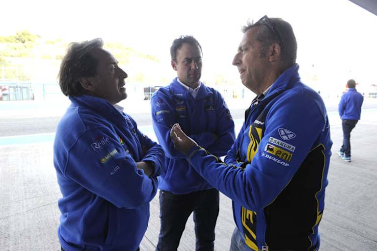 Hervé Poncharal (re.) im Gespräch mit Sito Pons: «Hast du einen Fahrer für mich?»