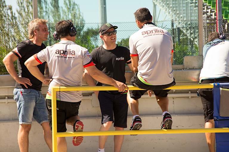 Sam Lowes der Aprilia-Crew in Misano