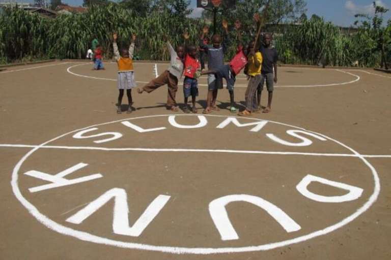 «Slums Dunk» baute einen Basketballplatz und eine dazugehörige Akademie