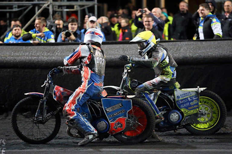 Brady Kurtz gratuliert Bartosz Smektala