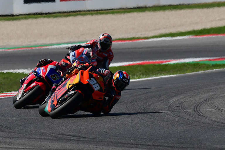 Bradley Smith vor Bradl und Pirro