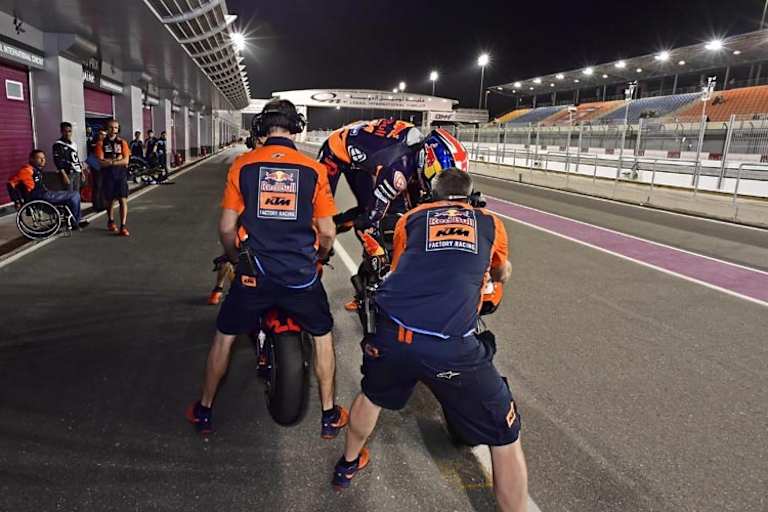 Bradley Smith übte in Katar auch einen «Bike change» für den Fall eines «flag zu flag»-Rennens