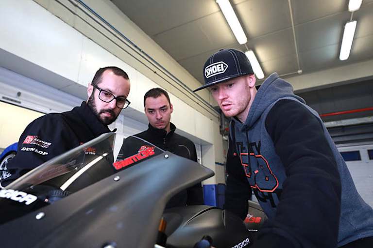 Bradley Smith mit den Technikern des One-Energy-Teams