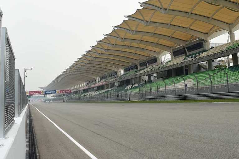 Die Zielgerade auf dem Sepang International Circuit: Auch am Donnerstag Dunst und Smog am Himmel