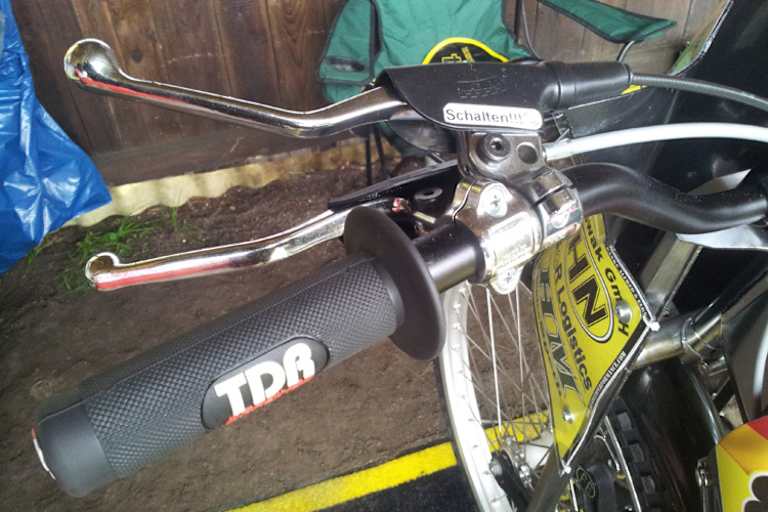 Man beachte den Aufkleber am Schalthebel von Smolinskis Bike