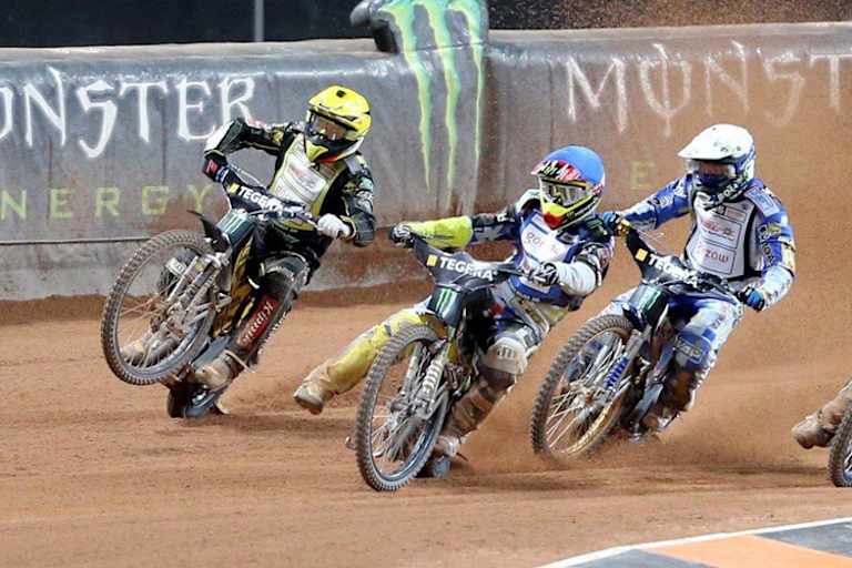 Martin Smolinski (li.) greift Chris Holder an