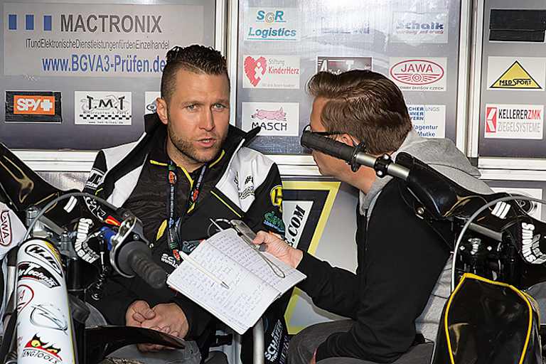 Nach dem Sieg in Auckland: Martin Smolinski (re.) mit SPEEDWEEK-Redakteur Ivo Schützbach