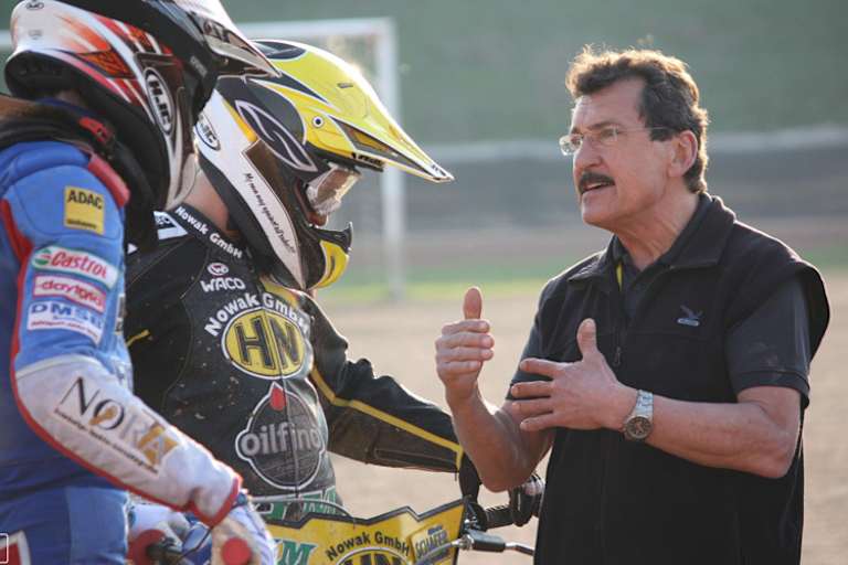 Wenn Georg Hack (re.) erklärt, lauschen die Fahrer andächtig