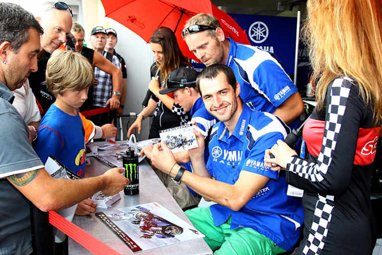 Autogramme schreiben kann Smrz auch mit der verletzten Hand