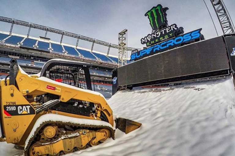 Die Maschinen sind mit einer dicken Schneedecke überzogen