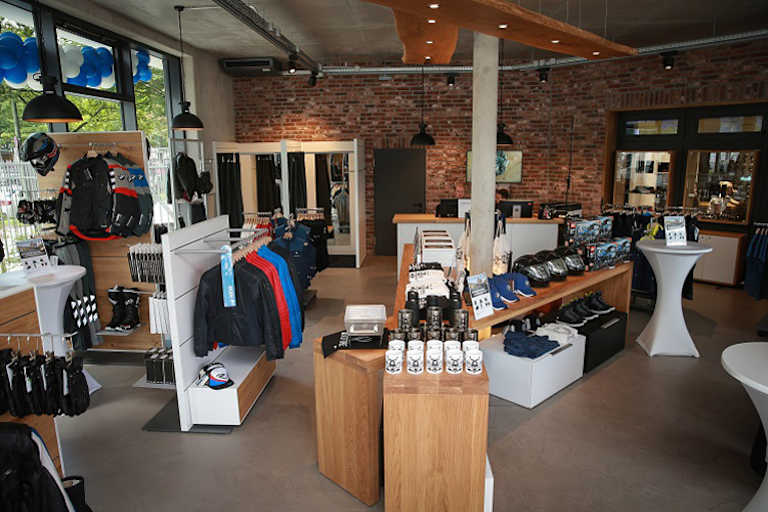 Neue Zielgruppen sollen für BMW Motorrad gewonnen werden dank einem 360-Grad-Lifestyle- und Premium-Erlebnis der BMW Group im neuen Shop am Juliusturm 