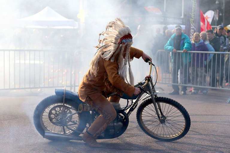 Speedway ist die älteste Motorrad-Weltmeisterschaft – Burn-out vom Indianerna-Maskottchen
