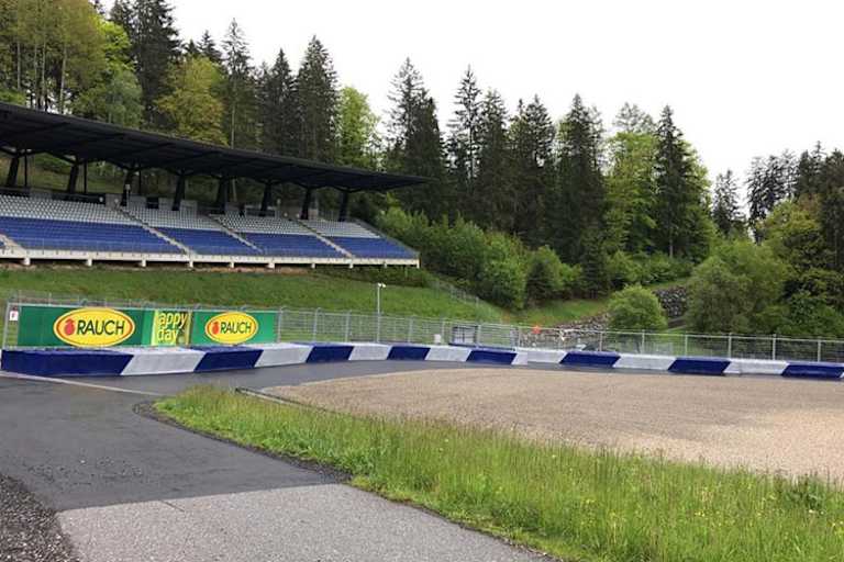 In der Rauch-Kurve (Turn 4) musste auch der Verlauf der Service Road verändert werden