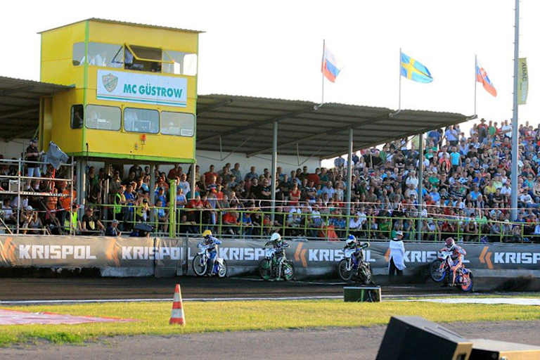 Die jetzige Tribüne ist in die Tage gekommen