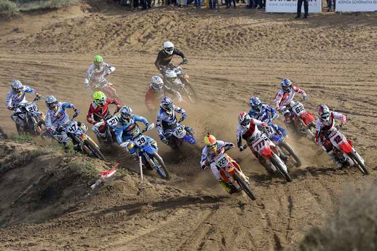 Start zum MX1-Lauf: Antonio Cairoli führt, daneben gehen Bobryshev (777) und Nagl (re.) durch die Kurve