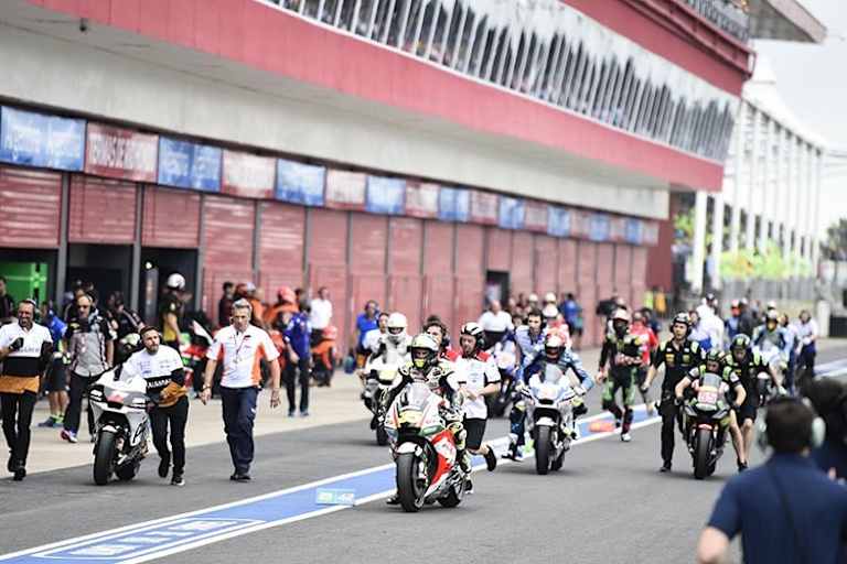 Ratlosigkeit nach dem Startabbruch: zu viele Fahrer in der Boxengasse