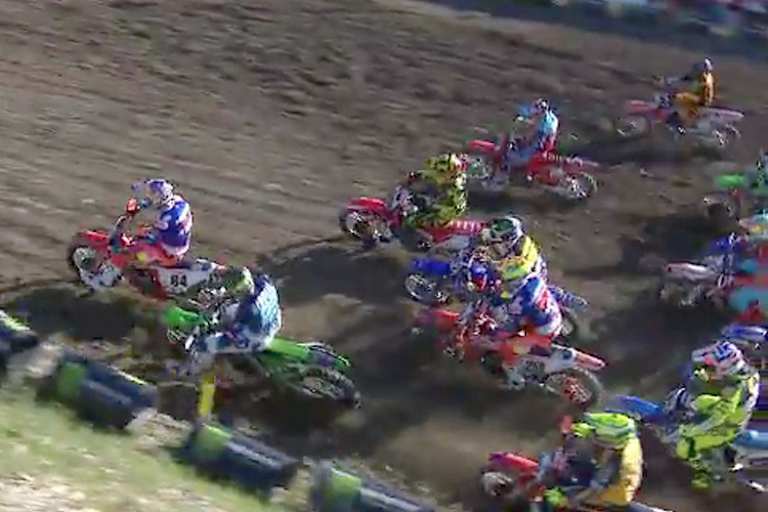 Start zum zweiten Lauf: Jeffrey Herlings gewinnt den 'holeshot', Max Nagl (#12) kommt gut vom Start weg