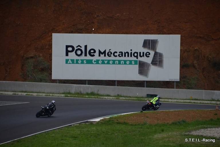 Wahlweise freies Fahren oder Unterstützung durch einen Instruktor auch in der Einsteiger-Gruppe