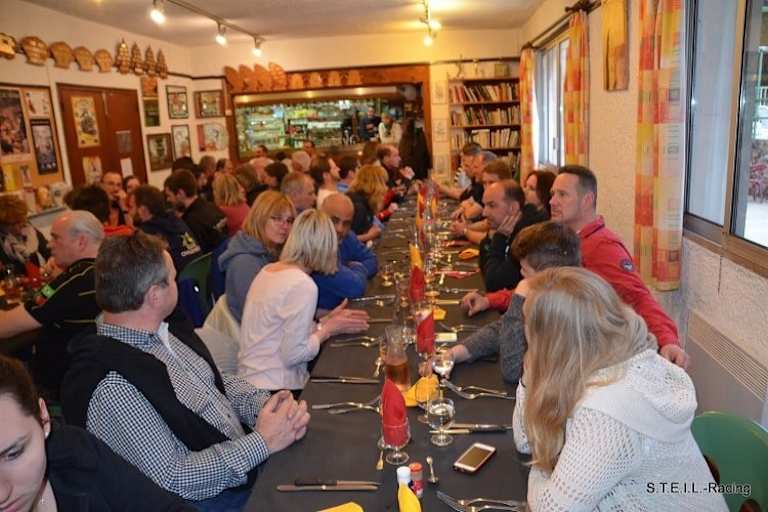 Geselligkeit wird groß geschrieben: Gemeinsames Abendessen aller Teilnehmer