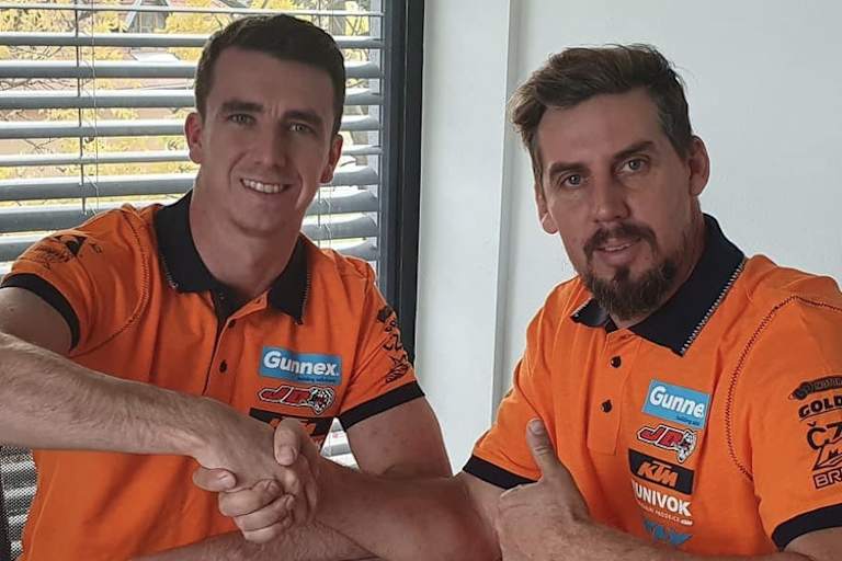 Adam Sterry bei seiner Vertragsunterzeichnung mit dem Teamchef von 'JD Gunnex KTM Racing', Jiří Jankovský