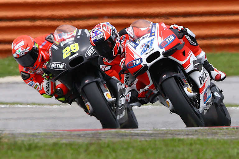 Das Ducati-Duo: Casey Stoner auf der GP15, dahinter Iannone mit der 2016-Maschine