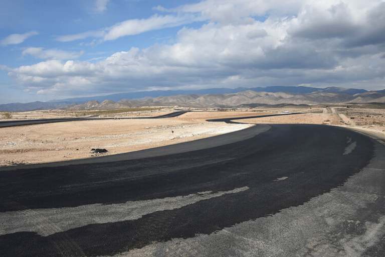 Das Asphaltband schmiegt sich durch die karge Landschaft im Süden Spaniens