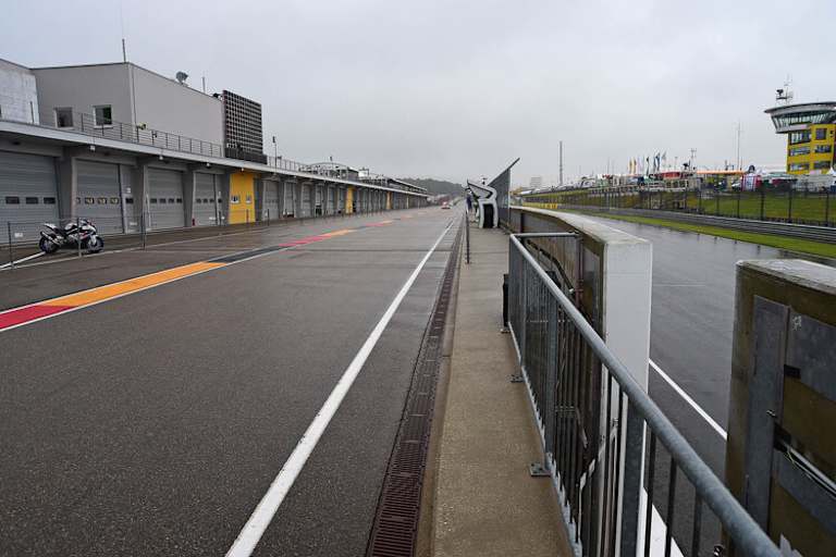 Wegen der nassen Piste wurde die Kurve 11 bisher nicht befahren