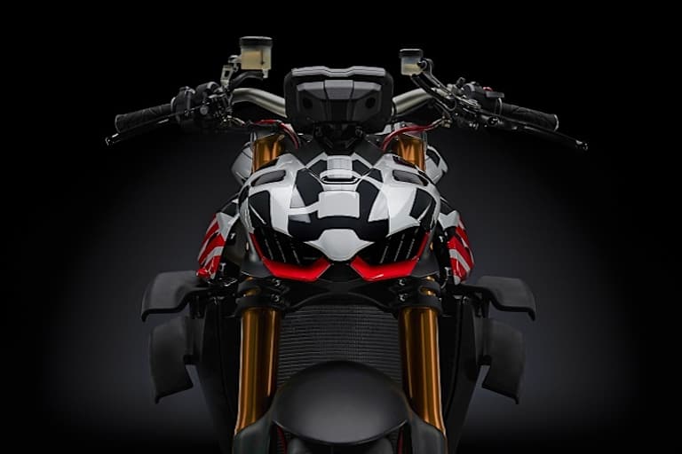 Premiere: Aerodynamische Flügel an einem unverkleideten Motorrad