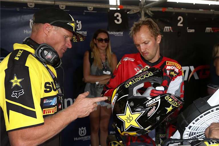 Kevin Strijbos wird von Ex-Weltmeister Joel Smets (links) betreut
