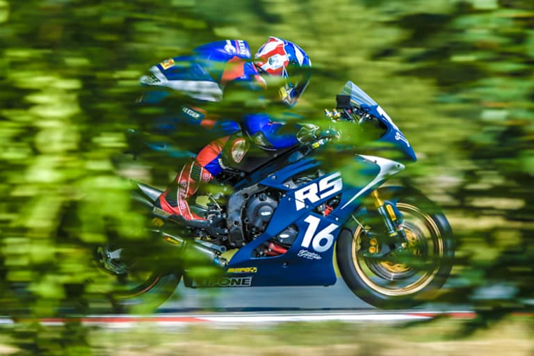 Mit der Yamaha durchs Grüne