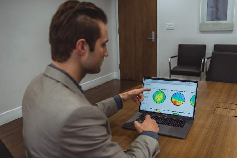 Studienleiter Dr. Don Vaughn erklärt die Messwerte, die während der Motorradfahrt erhoben wurden 