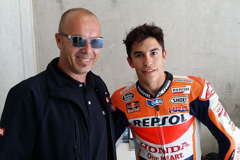 Motorradfan Dietmar Stürzenberger mit Marc Márquez