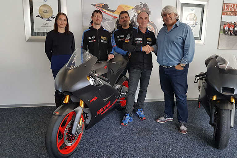 Deal mit Suter: Teammanagerin Körner, Reto Karrer, Alex Giussani und Eskil Suter mit Cuzari