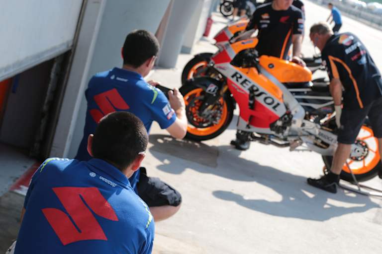 Japanische Spionage: Suzuki-Ingenieure fotografieren die Pedrosa-Honda!