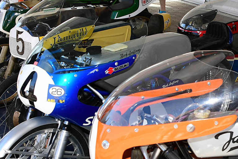 Die Suzuki gilt als Exot – die Konkurrenz begnügte sich mit einem Zylinder