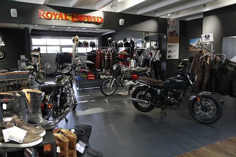 Im wunderschönen Enfield World Store lockt es einem zum Probesitzen, Kollektion anprobieren und Tagträumen