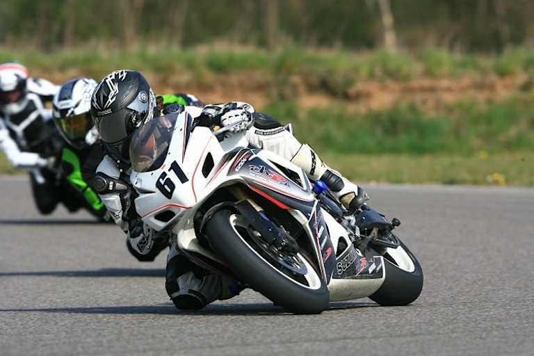 Heute selbstverständlich, einst nur mit Rennlizenz im Rahmen einer Meisterschaft möglich: Trainieren auf der Rundstrecke – zum Spaß