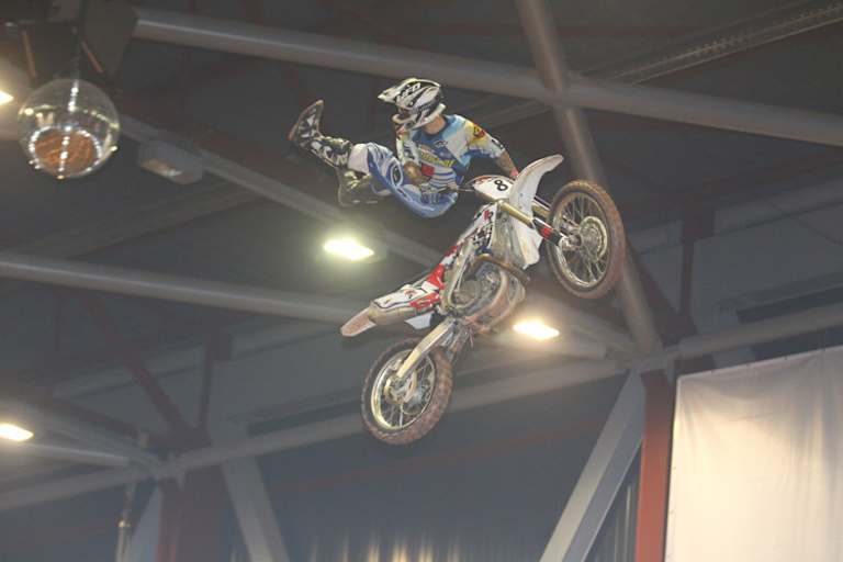 Die Freestyler springen bis unters Hallendach